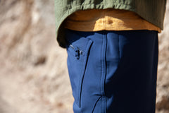 Detail of the side stitching of the TRANSVERSE regular shorts in blue